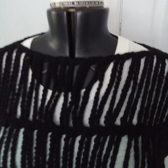 Handmade crochet drop stitch tunic, made with red heart yarn, size large, Black. - Picture 4 of 5